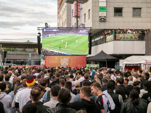 Das Bild zeigt vielen Fußballfans beim Public Viewing am Raschplatz in Hannover.