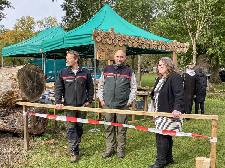 Menschen bei einem Fest im Grünen.